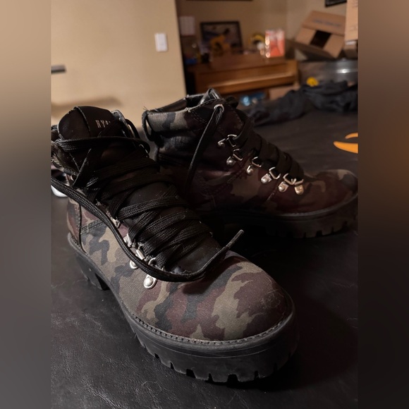 Steve Madden Shoes - Steve Madden camo boots